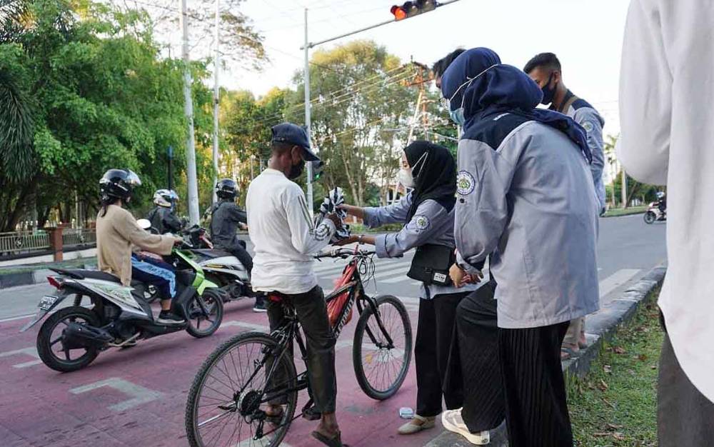 Pembagian takjil yang dilakukan HIMA di Kalteng.