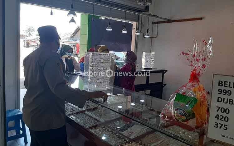 Personel Polsek Seruyan Hilir saat berpatroli dan memantau keamanan di salah satu pertokoan kawasan pasar Kuala Pembuang