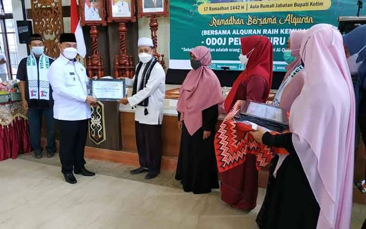 ODOJ Berikan Bingkisan Untuk Sejumlah Guru Ngaji di Sampit