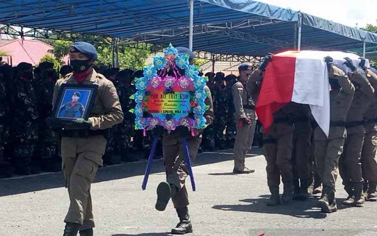 Dankorps Brimob Pimpin Upacara Pemberangkatan Jenazah Bharatu Komang
