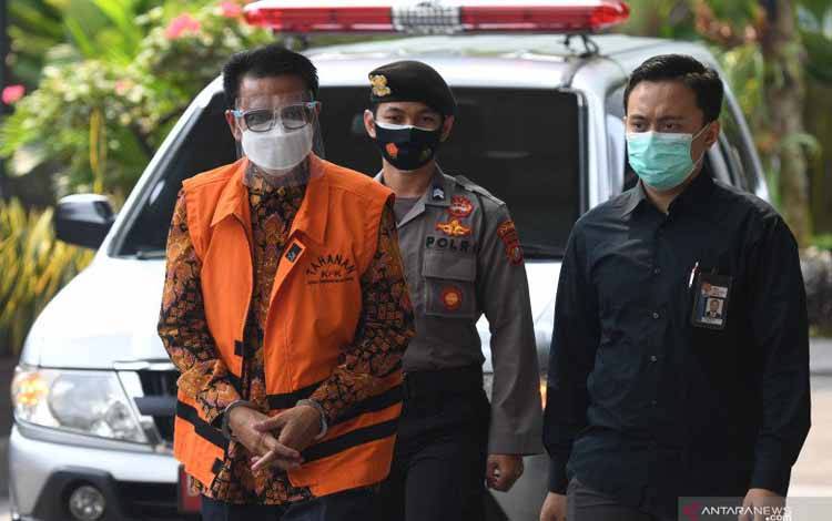 Tersangka, Gubernur nonaktif Sulawesi Selatan Nurdin Abdullah (kiri) tiba untuk menjalani pemeriksaan di Gedung KPK, Jakarta, Jumat (23/4/2021)