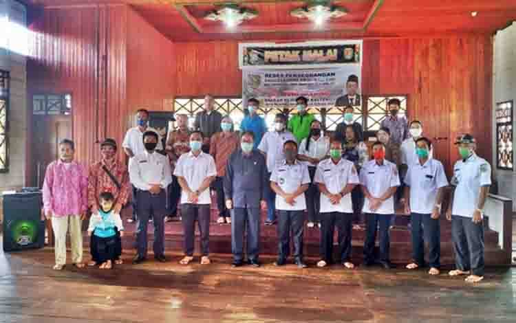 Ketua Komisi III DPRD Kalteng, Duwel Rawing saat melaksanakan reses di Kecamatan Manuhing Raya, Kabupaten Gumas dan Kecamatan Petak Malai, Kabupaten Katingan.