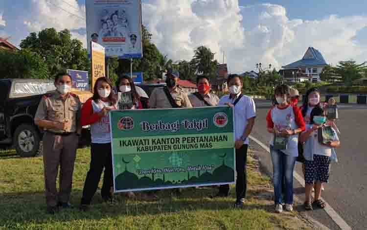 BPN Kabupaten Gunung Mas Lakukan Bakti Sosial dan Buka Bersama