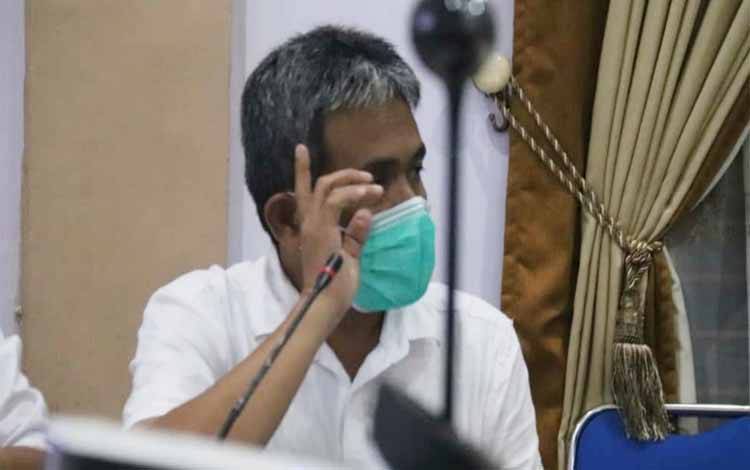 Kepala Dinas PUPR Barito Utara, M Iman Topik melaporkan mengenai pembangunan multiyears pada rapat pembahasan infrastruktur kepada Bupati Barito Utara, Rabu 28 April 2021