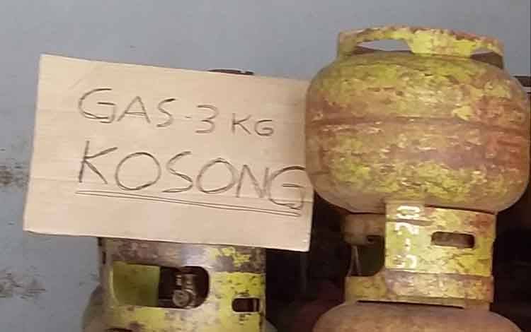 Warga Kuala Pembuang Keluhkan Kelangkaan Gas Elpiji 3 Kg