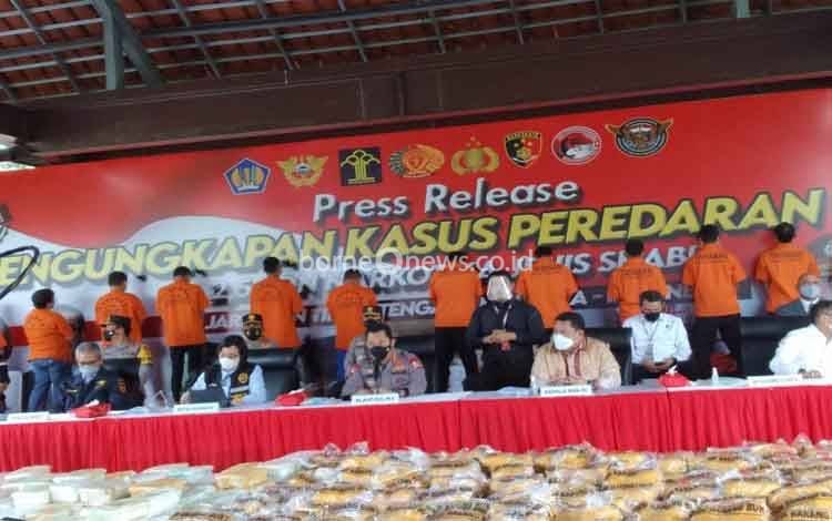 Kapolri Jenderal polisi Listyo Sigit Prabowo saat jumpa pers terkait kasus Narkotika jenis sabu-sabu seberat 2,5 ton di Mabes Polri, Jakarta, Rabu (28/4/2021)