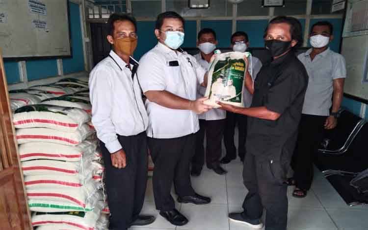 Zakat Beras Keluarga H Abdul Rasyid AS untuk Katingan Mulai Disalurkan kepada Warga Kurang Mampu
