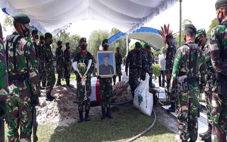 Almarhum Sabran Achmad Dimakamkan Secara Militer