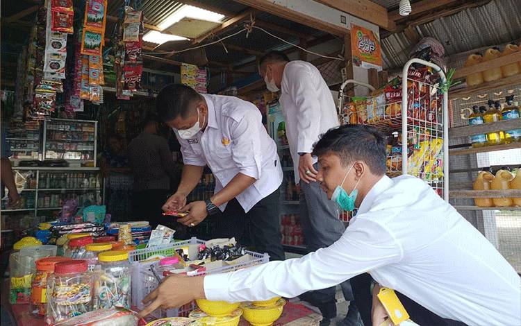 Disperindagkop UMK Pulang Pisau Razia Makanan Kadaluwarsa