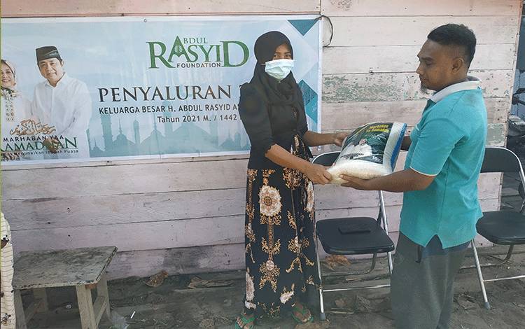Terima Zakat Beras Warga Desa Pematang Limau Doakan H Abdul Rasyid AS