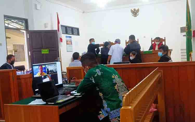 JPU saat memperlihatkan bukti dokumen kepada majelis hakim persidangan di PN Palangka Raya, Kamis, 29 April 2021.