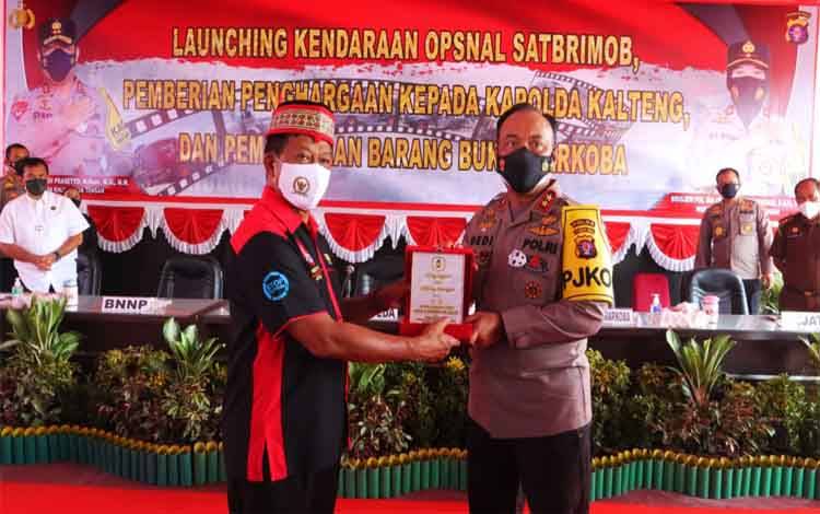 Kapolda Kalteng Terima Penghargaan dari Granat