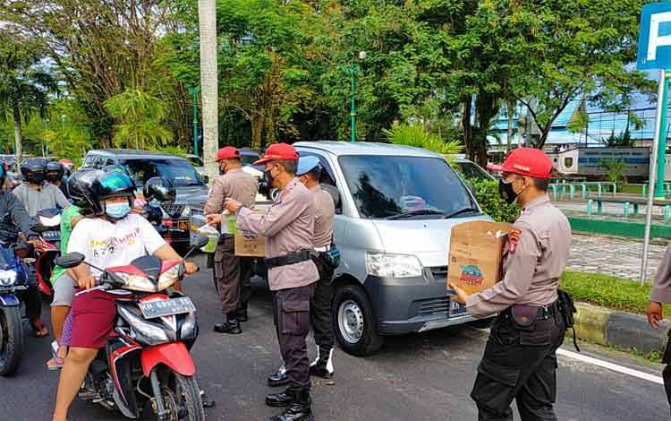 SPN Polda Kalteng Bagikan Ratusan Paket Takjil