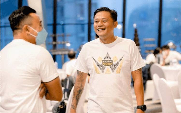 Bos Dewa United Tommy Hermawan Lo (kanan). HO/Dewa United