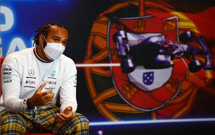Hamilton Tegaskan Belum Tertarik Pensiun