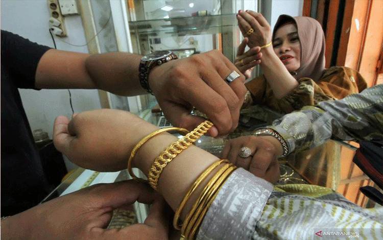 Emas Jatuh Lagi 5,6 Dolar Tertekan Kenaikan Imbal Hasil Obligasi AS