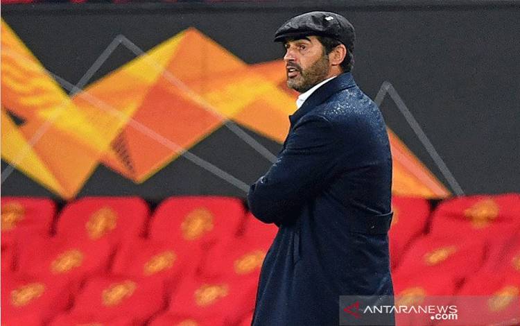 Ekspresi pelatih AS Roma Paulo Fonseca saat mendampingi timnya menghadapi Manchester United dalam leg pertama semifinal Liga Europa di Stadion Old Trafford, Manchester, Inggris, Kamis (29/4/2021) waktu setempat. (ANTARA/AFP/Paul Ellis)