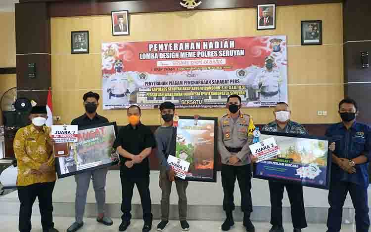 Kapolres Seruyan Serahkan Hadiah Pemenang Lomba Meme