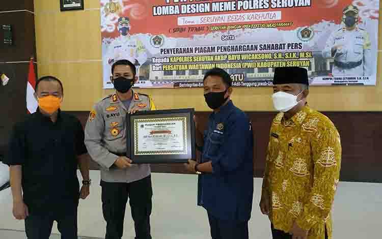 Kapolres Seruyan Terima Penghargaan Sahabat Pers dari PWI