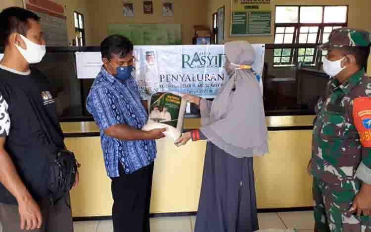 Beras Zakat H Abdul Rasyid AS dan Hj Nuriyah Disalurkan ke Warga Petuk Katimpun