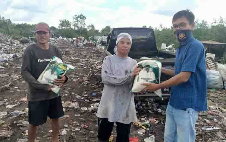 Warga TPA KM 14 Antusias Terima Beras Zakat H Abdul Rasyid AS