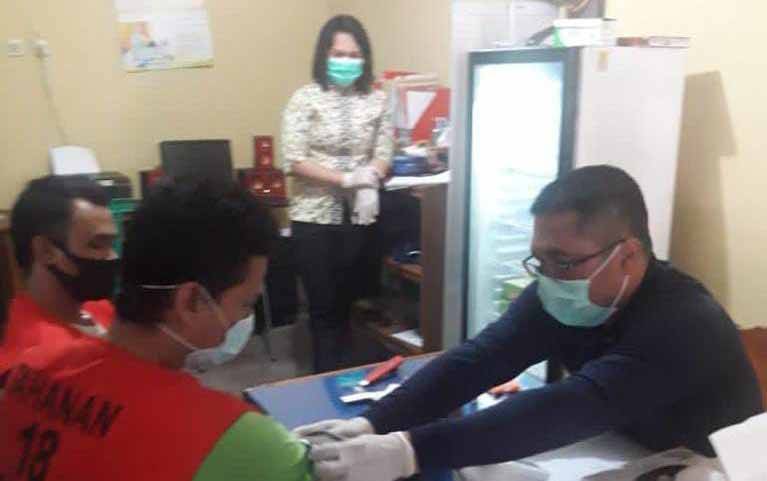 Puluhan Tahanan Polresta Palangka Raya Jalani Rapid Test Sebelum Dilimpahkan