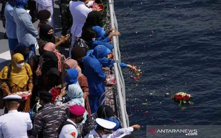 Kasal Pimpin Tabur Bunga untuk KRI Nanggala 420