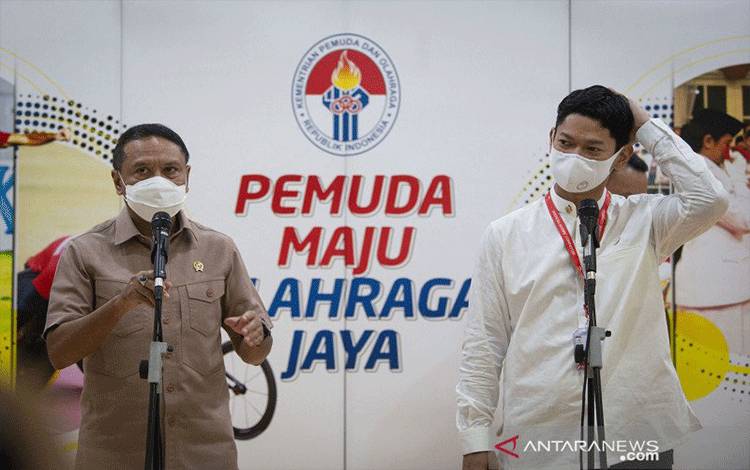 Menpora Zainudin Amali (kiri) didampingi Ketua National Olympic Committee (NOC) Raja Sapta Oktohari memberikan keterangan kepada wartawan usai rapat koordinasi pencalonan Indonesia sebagai tuan rumah Olimpiade 2032 di Jakarta, Jumat (30/4/2021). Kemenpora dan NOC optimistis Indonesia dapat memenangkan 'bidding' tuan rumah Olimpiade 2032 dari pesaingnya Kota Brisbane (Australia) setelah Presiden Joko Widodo menerbitkan Keputusan Presiden (Keppres) tentang Panitia Pencalonan Indonesia Sebagai Tua