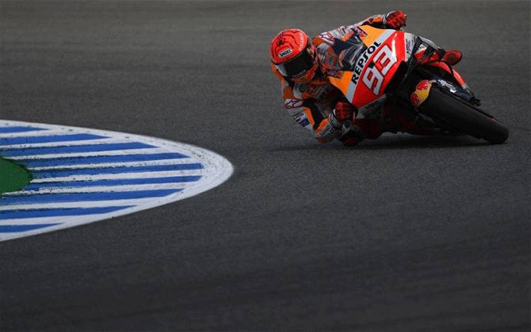 Pebalap tim Repsol Honda Marc Marquez menjalani sesi latihan bebas Grand Prix Spanyol di Sirkuit Jerez-Angel Nieto. (30/4/2021) (Pierre-Philippe Marcou/AFP)