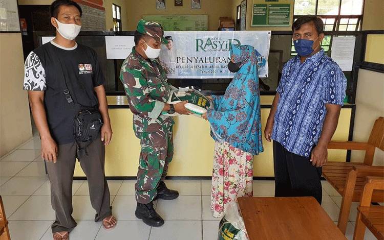 VIDEO: Penyerahan Beras Zakat H Abdul Rasyid AS kepada Warga Petuk Katimpun