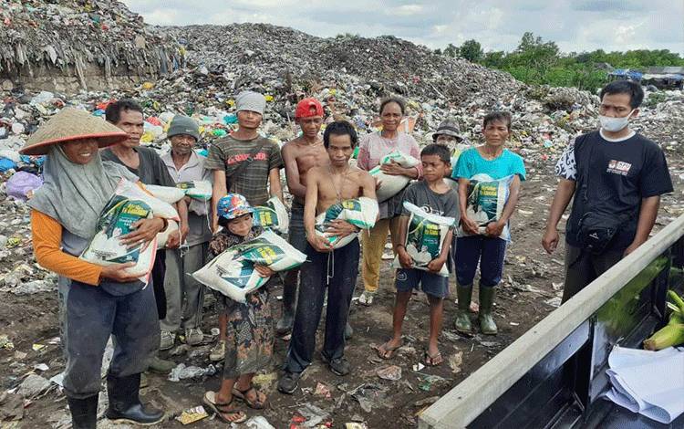 VIDEO: Penyerahan Zakat H Abdul Rasyid AS di TPA Km 14 Palangka Raya