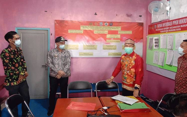 Sekda Mura Drs. Hermon saat meninjau Posko PPKM Kelurahan Beriwit.