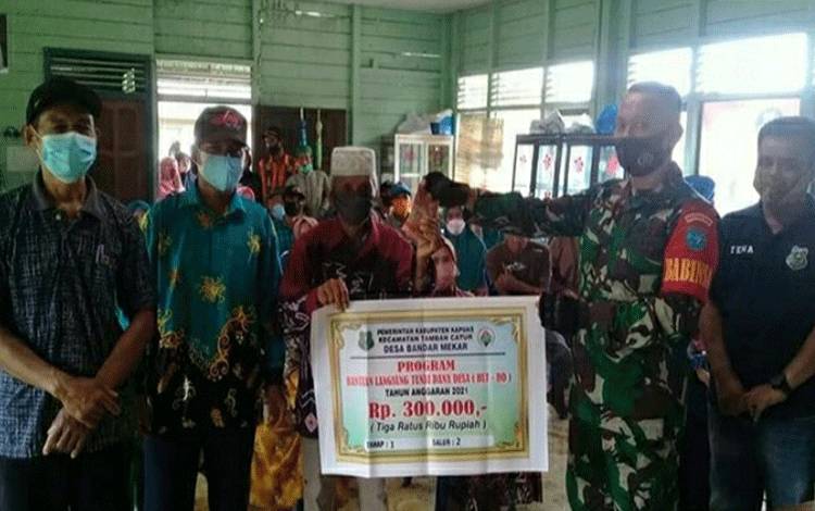 Babinsa Koramil Lupak Lakukan Pendampingan Penyaluran BLT DD Bandar Mekar