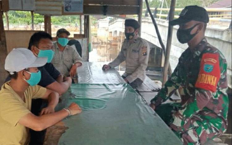 TNI - Polri di Kecamatan Kapuas Kuala Lakukan Patroli Dialogis Jaga Kamtibmas