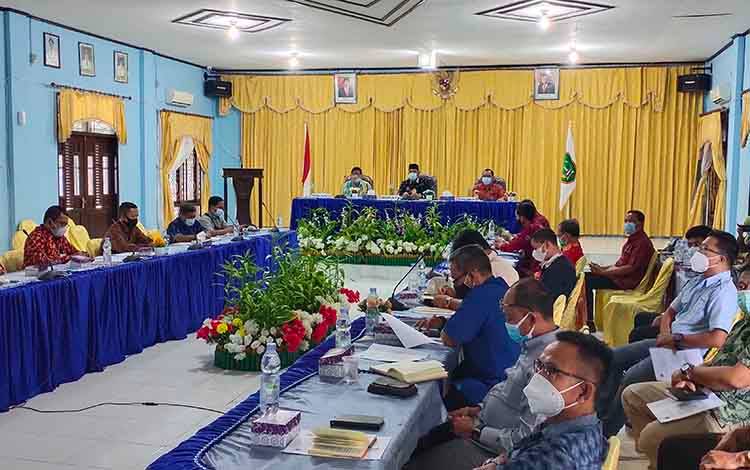 Pemkab Sukamara saat menggelar diskusi terkait pendirian PSDKU Polep beberapa waktu lalu.
