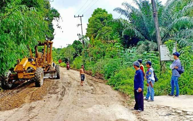 Dinas PUPR Barito Utara Perbaiki Jalan Menuju Desa Trinsing