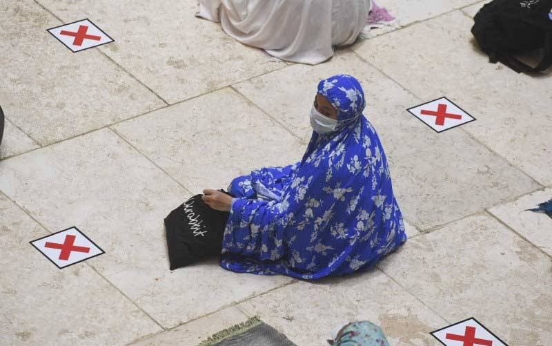 Umat Islam melaksanakan shalat tarawih berjamaah di Masjid Istiqlal, Jakarta, Senin (12/4/2021). Pengurus Masjid Istiqlal menggelar shalat tarawih berjamaah pada bulan Ramadhan 1442 H dengan pembatasan 30 persen jamaah dari kapasitas masjid dan menerapkan protokol kesehatan. (foto : ANTARA FOTO/Hafidz Mubarak A/foc)