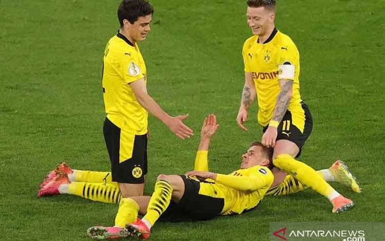 Pemain sayap Borussia Dortmund Thorgan Hazard (tengah) melakukan selebrasi bersama rekan-rekannya seusai mencetak gol keempat timnya ke gawang Holstein Kiel dalam semifinal Piala DFB Pokal di Stadion Signal Iduna Park, Dortmund, Jerman, Sabtu (1/5/2021) waktu setempat