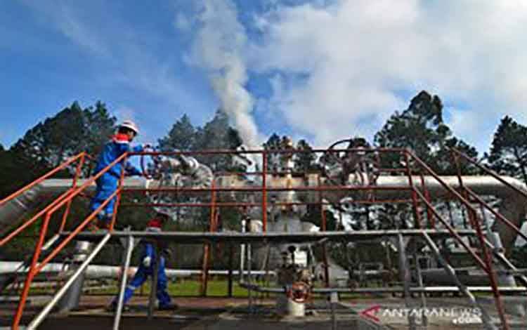 etugas melakukan pengecekan sumur KMJ-51 di Pertamina Geothermal Energy (PGE) Area Kamojang, Kabupaten Bandung, Jawa Barat. PGE merupakan salah satu dari 14 BUMN yang siap "go public" pada 2021-2024
