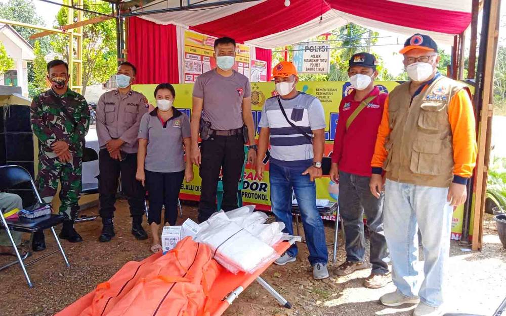 BPBD Damkar Barito Timur Serahkan Perlengkapan Penunjang di Posko Penyekatan