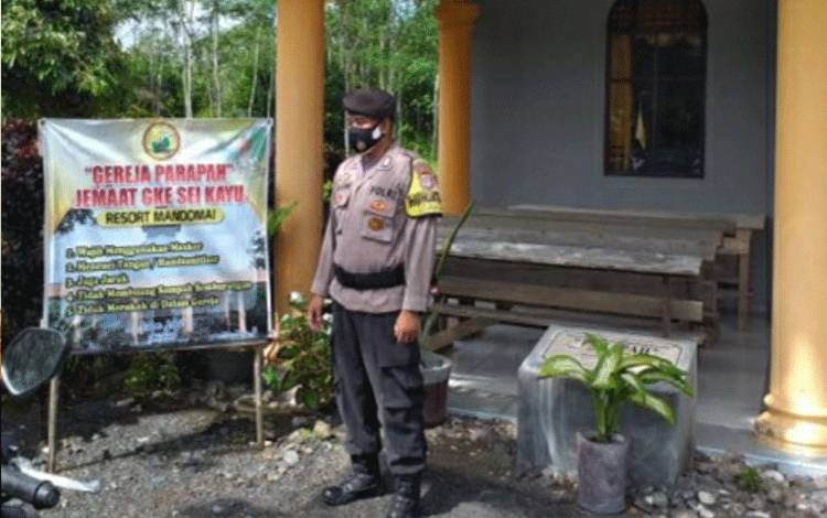 Polsek Kapuas Barat Patroli Pengamanan Tempat Ibadah, Sembari Imbau Terapkan Prokes