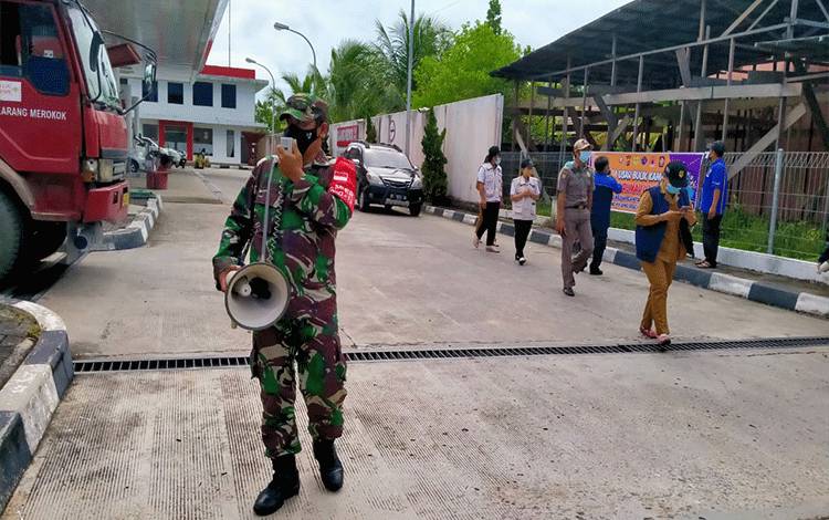 Danramil Kurun Pimpin Patroli PPKM Mikro, Warga Diimbau Taati Protokol Kesehatan