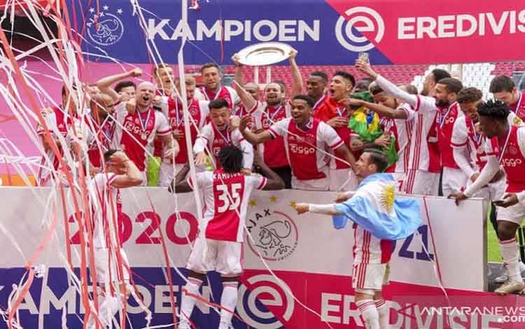 Para pemain Ajax melakukan selebrasi dalam seremoni penyerahan trofi Liga Belanda seusai mengunci gelar juara musim 2020/21 dengan menundukkan Emmen di Stadion Johan Cruijff Arena, Amsterdam, Belanda, Minggu (2/5/2021)