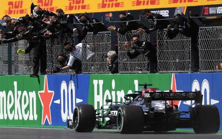 Hamilton Juarai GP Portugal untuk Kemenangan ke 97 dalam Karier
