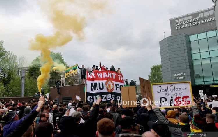Suporter MU Demo Pemilik Klub di Old Trafford