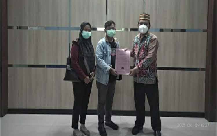Kepala Disdik Kapuas, Suwarno Muriyat (kanan) saat menerima kunjungan yang mewakili Management MMS Regional Telkomsel Kalimantan, Muhammad Ramli