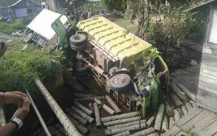 Truk Box Hantam Truk Dump, 2 Tewas di Desa Mintin