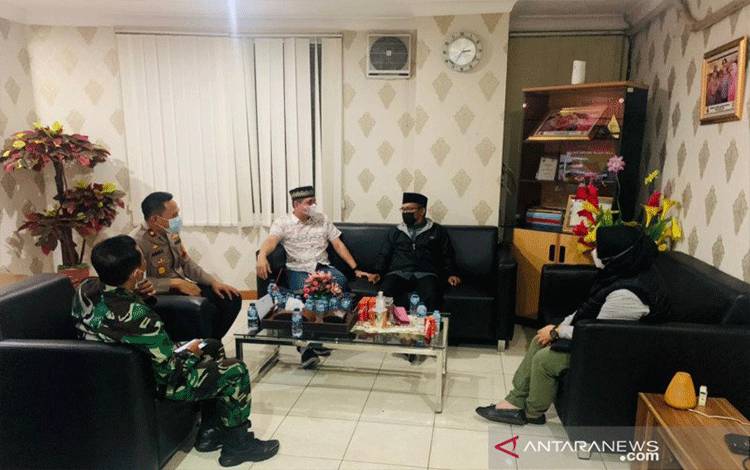 Kepolisian Sektor Medan Satria Kota Bekasi memediasi kedua belah pihak terlibat adu mulut dalam insiden pengusiran jamaah akibat memakai masker di dalam masjid yang terekam video dan menjadi viral. (ANTARA/Pradita Kurniawan Syah).