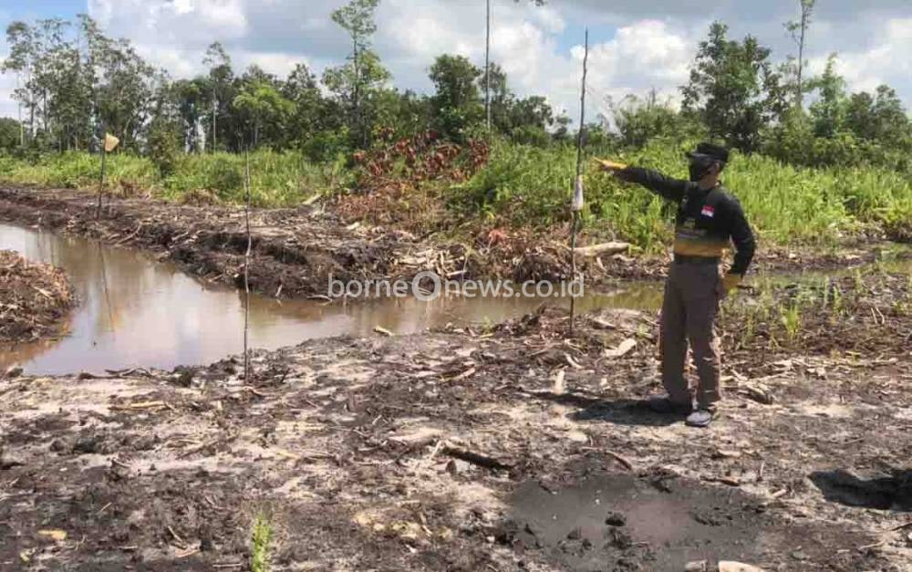 Kapolres Seruyan AKBP Bayu Wicaksono saat mengecek titik rawan karhutla di wilayah Desa Sungai Bakau