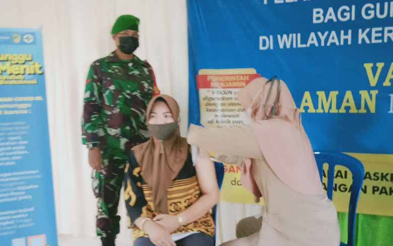 Babinsa Koramil Teweh Tengah Kawal Vaksinasi Lansia